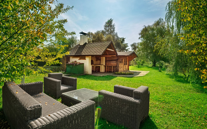 деревянные дачные домики и места для отдыха на территории