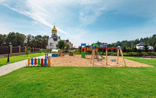фотография детской площадки на территории комплекса